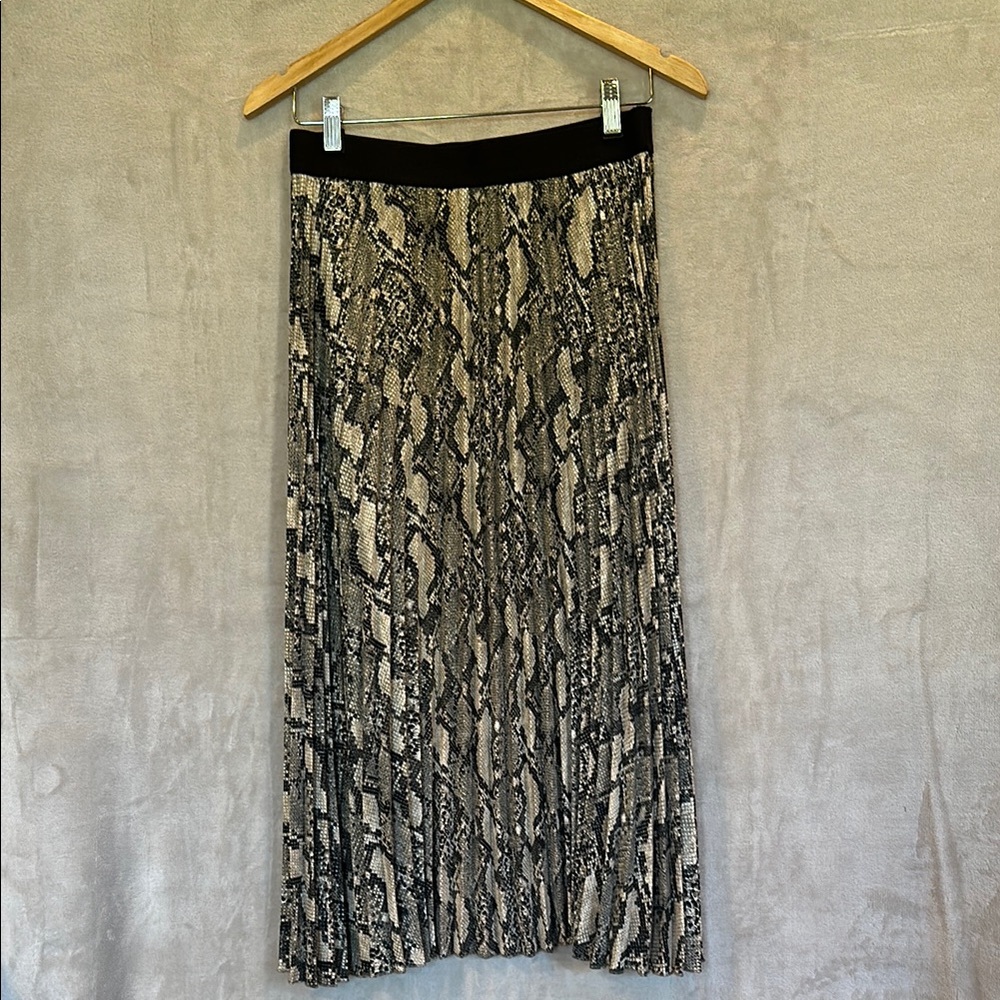 H&M WOMEN'S SNAKE PRINT PLEATED SKIRT
